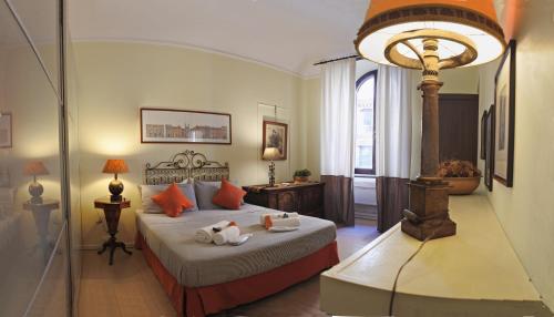 1 dormitorio con 1 cama con toallas en Teverecentro, en Roma