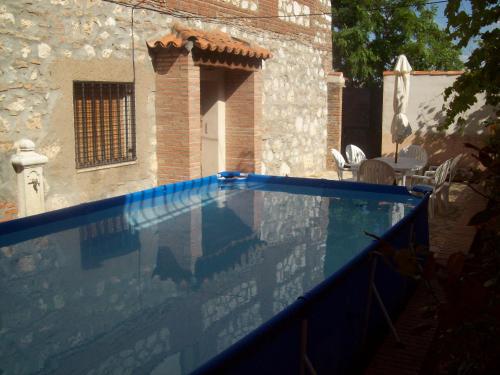 una gran piscina azul frente a un edificio en Cueva de la Cereria, en Hita