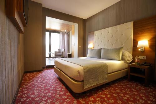 a hotel room with a large bed and a window at AZ Hôtels Kouba in Alger
