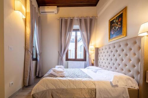 フィレンツェにあるDuomo Apartmentsのベッドルーム(ベッド1台、窓付)