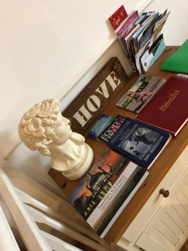 Perpustakaan di apartmen