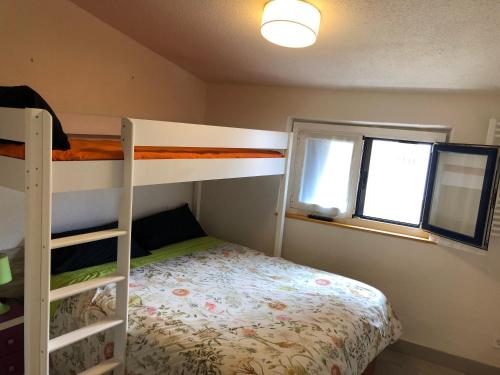 um quarto com 2 beliches e uma janela em Apartamento Mañueta em Pamplona