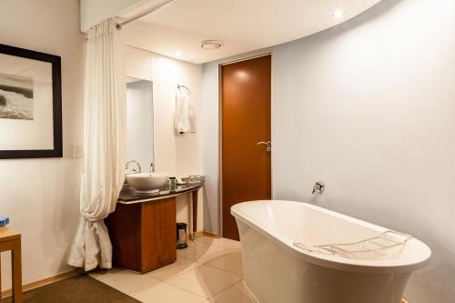 Et badeværelse på Island Club Hotel & Apartments