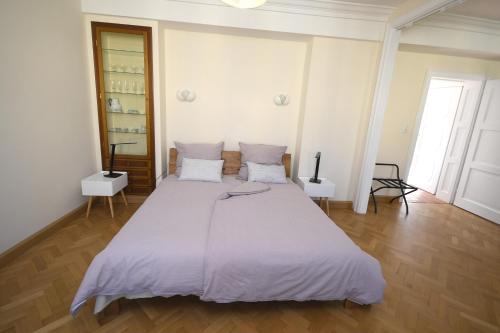 a bedroom with a large white bed with two pillows at Marktplatz Mountain View in Gmunden