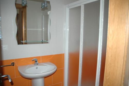 ein Badezimmer mit Waschbecken und Spiegel in der Unterkunft Apartamento Costa Ballena in Chipiona