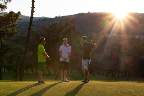 a group of people standing on a tennis court at Allegroitalia Elba Golf in Portoferraio