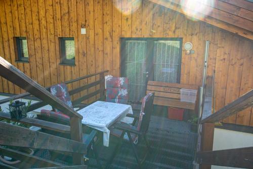 een tafel en stoelen op de veranda van een hut bij Telfeshof in Fiss