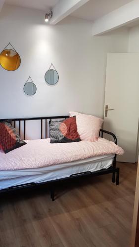 トゥルヴィル・シュル・メールにあるStudio cocooning à 100 mètres de la plageのベッド(枕付)が備わる客室です。