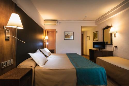Giường trong phòng chung tại Hotel Corregidor