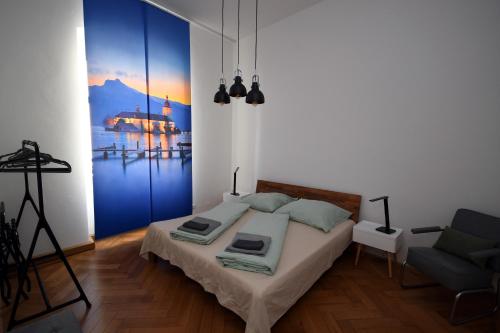 um quarto com uma cama com um quadro na parede em Markplatz Terrace em Gmunden