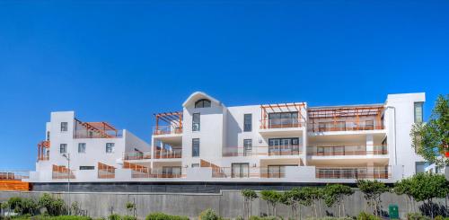 Un edificio blanco con balcones a los lados. en Azure 25, en Big Bay