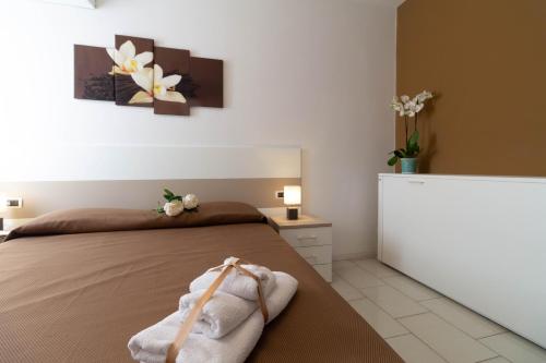 a bedroom with a bed with towels on it at Le Casette Di Osvaldo in Lecco