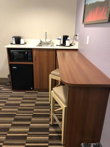 Kuchyň nebo kuchyňský kout v ubytování Microtel Inn & Suites by Wyndham Cadiz