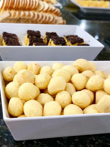 Zwei weiße Tabletts mit Keksen und Desserts auf einer Theke in der Unterkunft Rio das Pedras Thermas Hotel in Caldas Novas