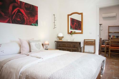 a bedroom with a bed and a desk and a mirror at Apartamento Gloria in Polop
