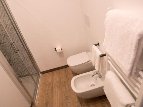 a small bathroom with a toilet and a sink at Officina Rooms in Como