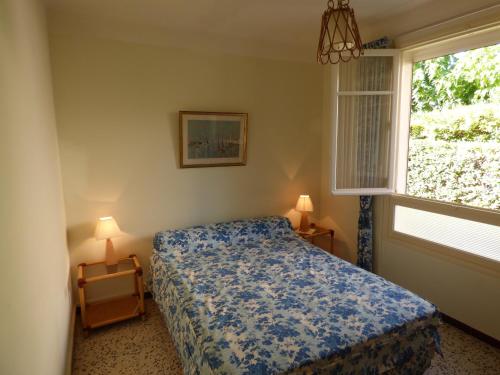 une chambre avec un lit et une fenêtre dans l'établissement Appartement T2 RDC, 2 couchages, Front de Mer Narbonne Plage, à Narbonne-Plage