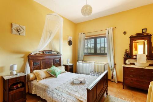 een slaapkamer met een bed en een wastafel bij Casa do Casal in Guimarães