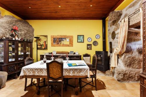 a dining room with a table and chairs at Casa do Casal in Guimarães