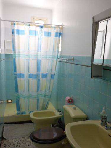 une salle de bain avec toilettes et lavabo dans l'établissement Appartement T2 RDC, 2 couchages, Front de Mer Narbonne Plage, à Narbonne-Plage