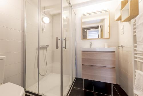La salle de bains est pourvue d'une douche, de toilettes et d'un lavabo. dans l'établissement Le Cocon de la Daurade by Cocoonr, à Toulouse