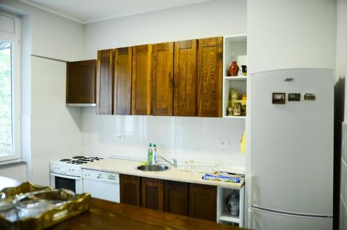 Downtown apartment in walk zone with 3 bedrooms and garageにあるキッチンまたは簡易キッチン