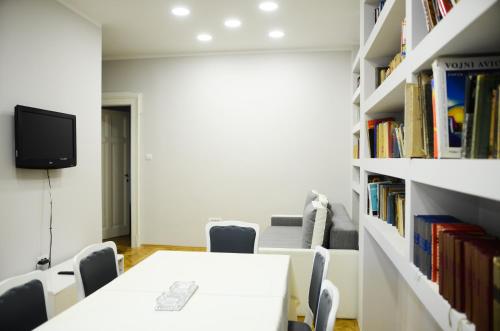 Downtown apartment in walk zone with 3 bedrooms and garageにあるテレビまたはエンターテインメントセンター