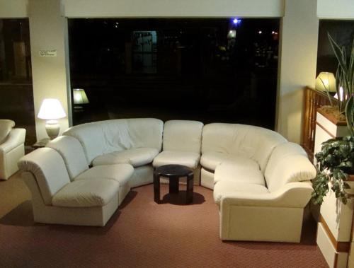 a living room with a white couch and a table at Hotel Morales in San Clemente del Tuyú