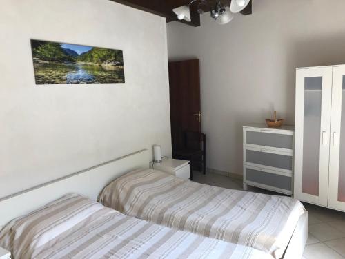1 Schlafzimmer mit 2 Betten und einer Kommode in der Unterkunft Casa Vacanze Bello in Pietraroia