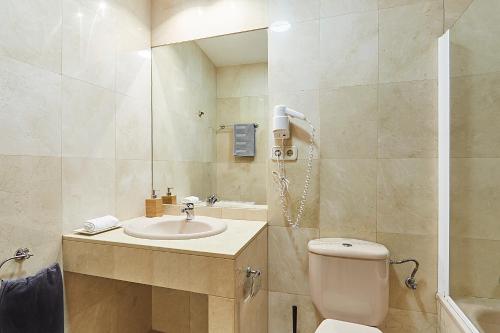 ein Bad mit einem WC, einem Waschbecken und einer Dusche in der Unterkunft LEEWAYS APARTMENT XIX in GRAN VÍA in Madrid