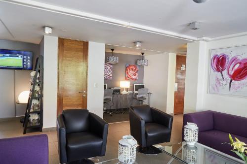 a living room with two chairs and a table at Hotel Terrado Providencia in Santiago