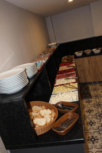 een buffetlijn met borden en kommen met eten bij THE LAİLA HOTEL in Istanbul