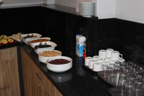 un bancone con diverse ciotole di cibo su un tavolo di The Reina Hotel a Istanbul