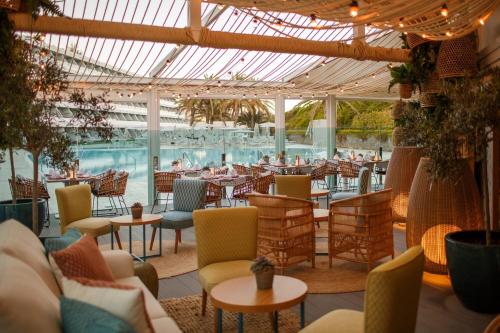 um restaurante com mesas e cadeiras num edifício em Santa Monica Suites Hotel em Playa del Inglés