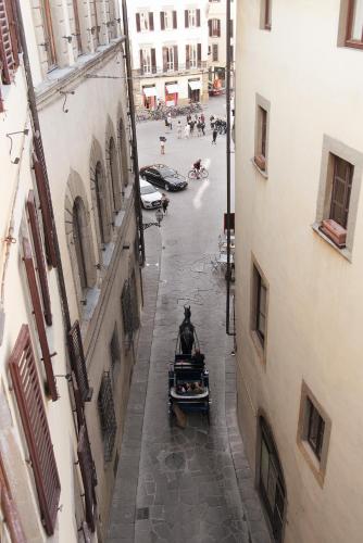 Ponte Vecchio flat with elevator