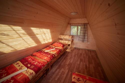 Ένα ή περισσότερα κρεβάτια σε δωμάτιο στο Autocamping Podlesok