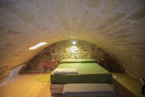 ein Schlafzimmer in einem Tunnel mit einem Bett darin in der Unterkunft Casa petra in Bari