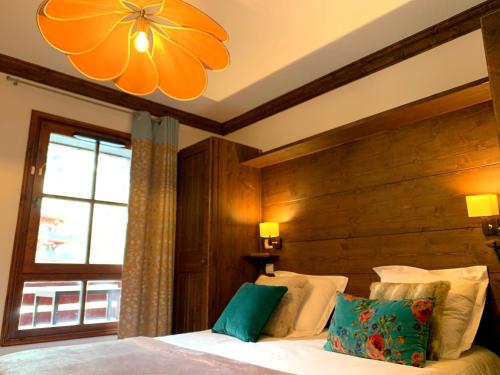 1 dormitorio con cama y ventana grande en Arc 1950 Manoir Savoie Skis aux pieds en Bourg-Saint-Maurice