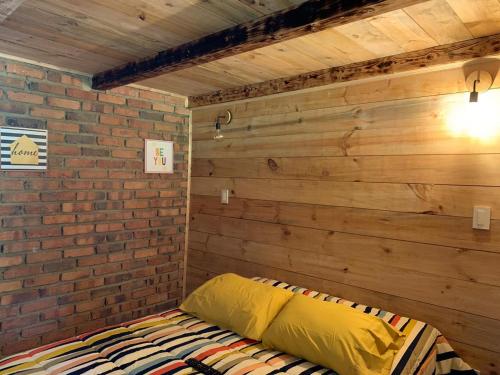 a room with a bed in a brick wall at Cabanas Villa Helena in Guatavita