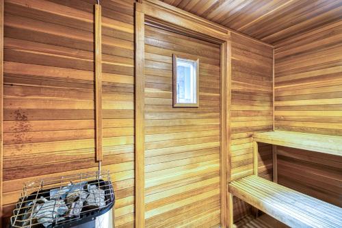 una sauna con paredes y bancos de madera y una ventana en Plantation Dunes II, en Gulf Shores