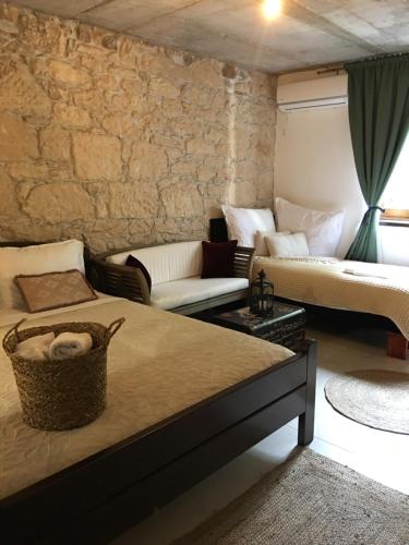 un salon avec deux lits et un canapé dans l'établissement Palmera, à Mostar