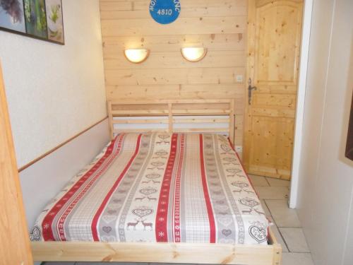 Tempat tidur dalam kamar di Appartement T2 CHAMONIX CENTRE Balcon Vue MONT BLANC