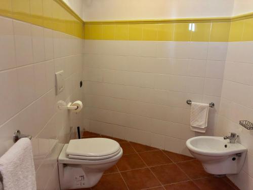 a bathroom with a toilet and a sink at Sal&Love apt in Porto Antigo in Santa Maria