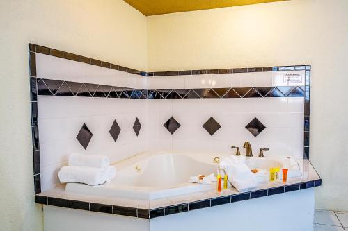 Et badeværelse på Crusader Oceanfront Resort