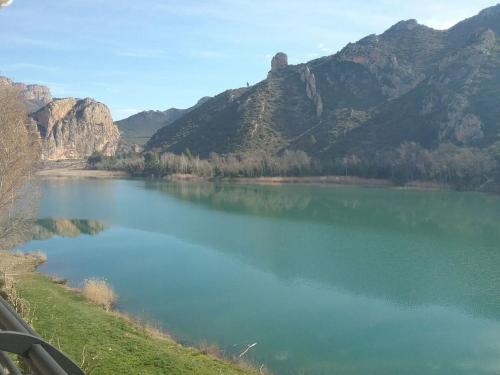 a body of water with mountains in the background at Apartamento a 1a linea Sant Llorenç de Montgai_ WhiteHouse in Sant Llorenç de Montgai
