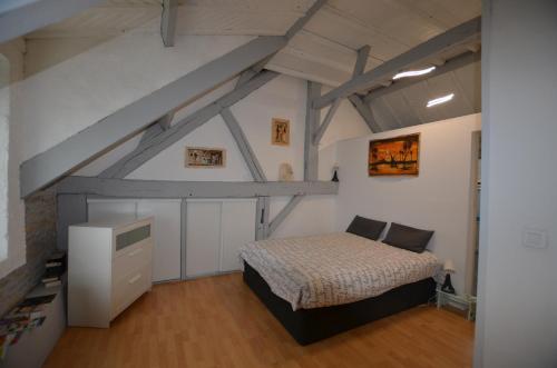 - une chambre avec un lit en mezzanine dans l'établissement Les chambres de Marie'O, à Brazey-en-Plaine