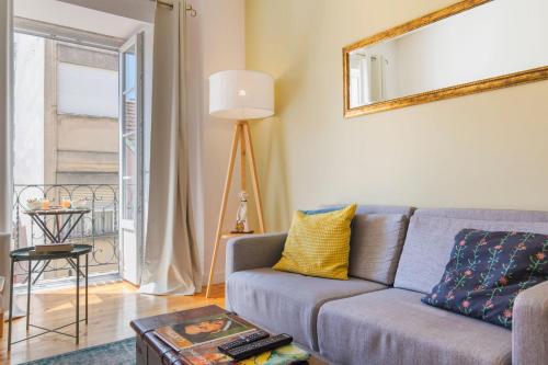 LovelyStay - Sunny flat w/ balcony overseeing Graca and Riverにあるシーティングエリア