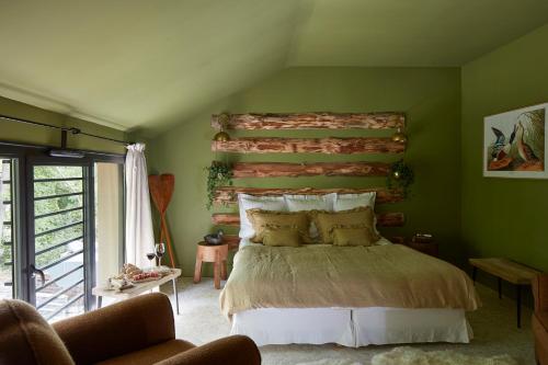 Een bed of bedden in een kamer bij Hôtel Domaine de Raba Bordeaux Sud