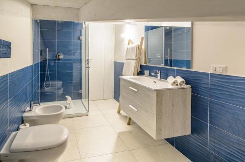a bathroom with a toilet and a sink and a shower at B&B Il Colore del mare in Agropoli