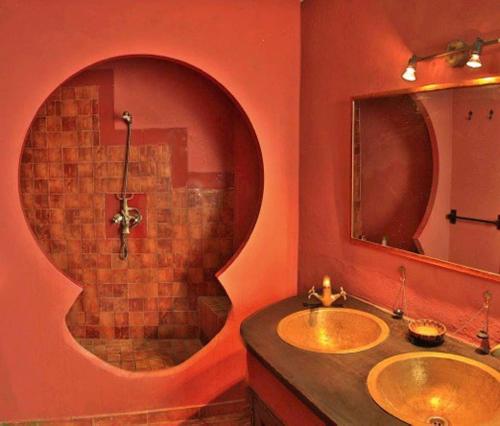 baño con 2 lavabos y espejo grande en Casa Amado, en Olvera